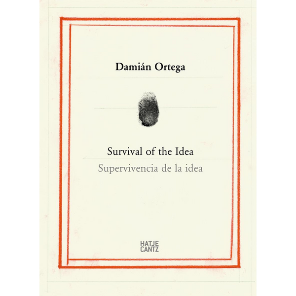 Das cremefarbene Cover des Buches Survival of the Idea von Damián Ortega. In der Mitte befindet sich ein schwarzer Fingerabdruck, umrahmt von einem roten, handgezeichneten Doppelrahmen. Der Titel ist auf Englisch und Spanisch angegeben, unten steht das Logo des Verlags Hatje Cantz.