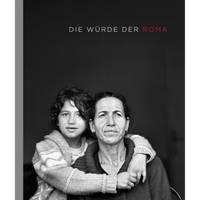 Ein Schwarz-Weiß-Porträt einer Frau und eines jungen Mädchens. Das Mädchen umarmt die Frau von hinten und blickt direkt in die Kamera, während die Frau einen nachdenklichen Ausdruck hat. Oben steht der Titel DIE WÜRDE DER ROMA.