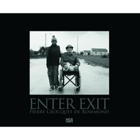Buchcover für ENTER EXIT von Pierre Crocquet de Rosemond. Ein Schwarz-Weiß-Foto zeigt einen älteren Mann in einem Rollstuhl neben einem jungen Menschen. Beide stehen auf einer Straße in einer ländlichen Gegend und blicken in die Kamera.
