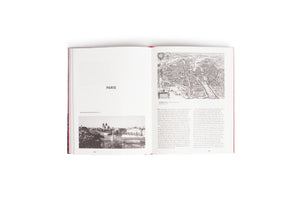 Eine Draufsicht auf ein aufgeschlagenes Buch mit rotem Einband auf weißem Hintergrund. Die Doppelseite ist dem Thema Paris gewidmet und zeigt eine historische Stadtkarte, ein Schwarz-Weiß-Foto der Île de la Cité und Text in deutscher Sprache.