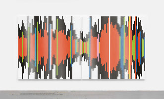 Ein abstraktes Diptychon, das an einer weißen Wand hängt. Es zeigt ein symmetrisches Muster aus vertikalen Streifen in verschiedenen Längen und Farben, hauptsächlich Rot, Schwarz, Blau und Grün, das an eine Schallwelle erinnert.