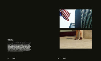 Eine Doppelseite aus einem Buch mit schwarzem Hintergrund. Links steht ein weißer Textblock über den Film Midtown von 1998. Rechts sind zwei Farbfotos übereinander: Oben eine amerikanische Flagge vor einem Wolkenkratzer, unten die Beine und Füße einer Person in hochhackigen Schuhen auf einem Gehweg.