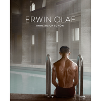 Ausstellungsplakat für Erwin Olaf: Unheimlich Schön. Es zeigt einen Mann von hinten, der mit nassem, nacktem Oberkörper am Rand eines dampfenden Pools in einer klassischen Badehalle sitzt. Er sitzt zwischen den Stangen einer Leiter und blickt auf das ruhige, bläuliche Wasser.