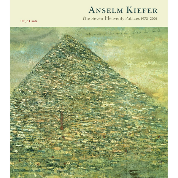 Das Buchcover von Anselm Kiefer, the Seven Heavenly Palaces 1973–2001, zeigt ein Gemälde einer großen, stark texturierten Pyramide in Grün- und Erdtönen vor einem verwaschenen Hintergrund.