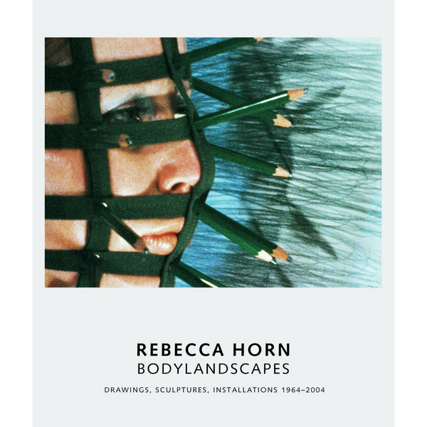 Das Buchcover von Rebecca Horn: Bodylandscapes zeigt eine Nahaufnahme eines Gesichts, das eine Maske aus dunklen Bändern trägt, aus der mehrere gespitzte grüne Stifte herausragen.