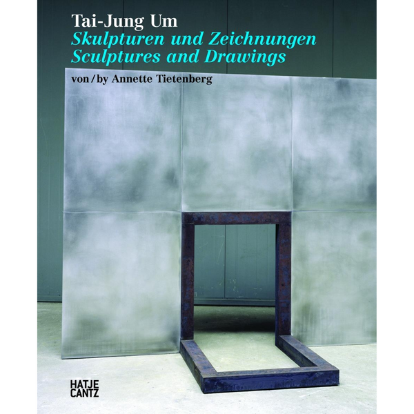 Das Cover des Buches Tai-Jung Um: Skulpturen und Zeichnungen zeigt eine große Skulptur aus matten Metallplatten mit einem schweren, dunklen Rahmen, der einen Durchgang bildet.