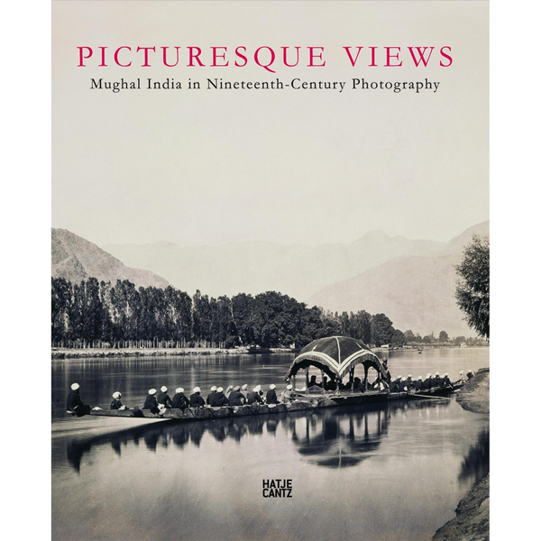 Das Buchcover von Picturesque Views zeigt eine Schwarz-Weiß-Fotografie aus dem 19. Jahrhundert von einem langen Boot mit Passagieren auf einem See vor einer Bergkulisse in Indien.