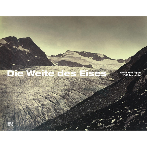 Eine historische Fotografie eines Gletschers, der von dunklen, schneebedeckten Bergen umgeben ist. Darauf steht der Buchtitel Die Weite des Eises und der Untertitel Arktis und Alpen 1860 bis heute.