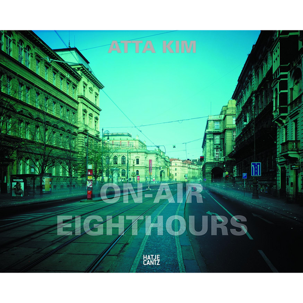 Das Buchcover für On-Air Eighthours von Atta Kim zeigt eine menschenleere Stadtstraße mit Straßenbahnschienen in einer grün-türkisen Farbgebung.