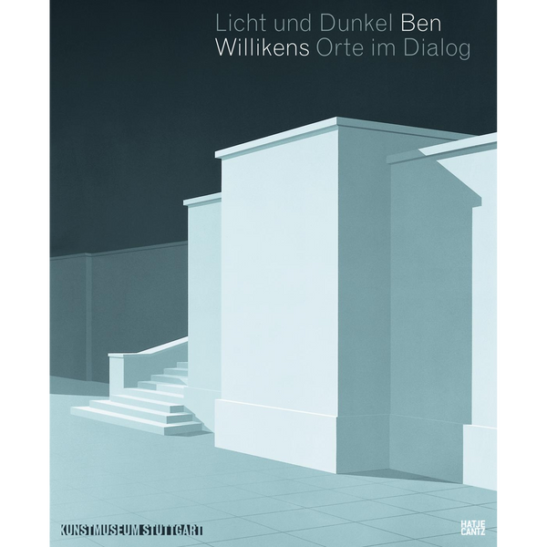Ein minimalistisches Gemälde einer hellen, kantigen Architektur in Blau- und Grautönen, die sich von einem dunklen Himmel abhebt. Oben steht der Titel: Licht und Dunkel Ben Willikens Orte im Dialog.