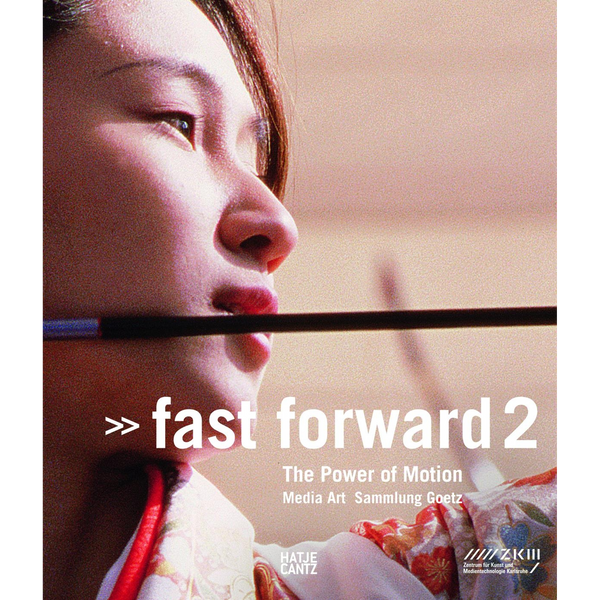 Das Buchcover von fast forward 2 zeigt das Profil einer jungen Frau, die konzentriert einen Pfeil vor ihrem Mund hält.