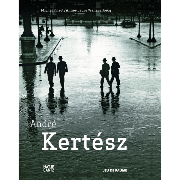 Das Buchcover von André Kertész zeigt ein Schwarz-Weiß-Foto von vier Männern mit Hüten, die durch eine überflutete Straße gehen und sich im Wasser spiegeln.