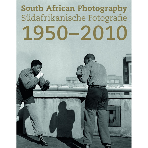 Das Buchcover von Südafrikanische Fotografie 1950–2010 zeigt ein Schwarz-Weiß-Foto von Nelson Mandela beim Boxen auf einem Dach.