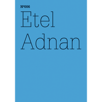 Der Name Etel Adnan in einer dünnen, schwarzen Schriftart auf einem leuchtend blauen Hintergrund. Darüber steht Nº006.