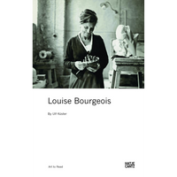 Ein Schwarz-Weiß-Foto der Künstlerin Louise Bourgeois, die in ihrem Atelier steht und lächelnd eine kleine Skulptur in den Händen hält. Das Foto befindet sich auf dem Cover des Buches Louise Bourgeois von Ulf Küster.