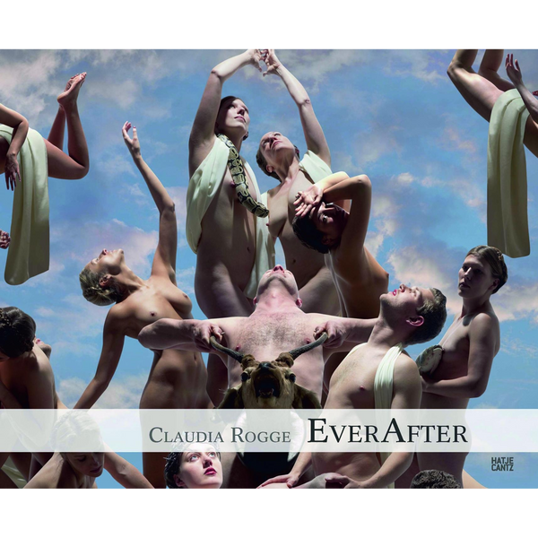 Eine surreale Komposition vieler nackter und halbnackter Menschen in ekstatischen Posen vor einem bewölkten Himmel, darunter ein Mann mit einem Hirschkopf und eine Frau mit einer Schlange, auf dem Cover von Claudia Rogge EverAfter.