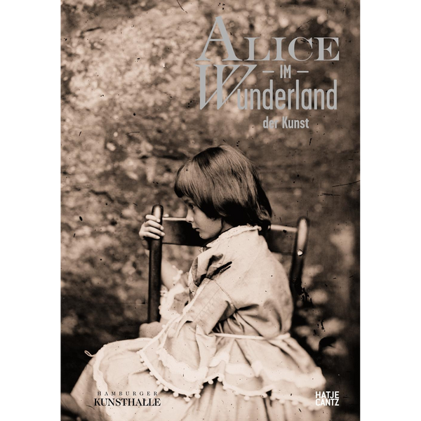 Eine alte Sepia-Fotografie eines jungen Mädchens in einem hellen Kleid, das seitlich auf einem Stuhl sitzt. Darüber steht der Titel Alice im Wunderland der Kunst.