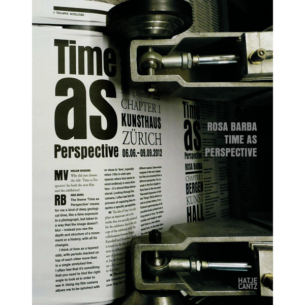 Eine Nahaufnahme des Buchcovers Time as Perspective von Rosa Barba, das in einer industriellen Metallvorrichtung eingespannt ist.