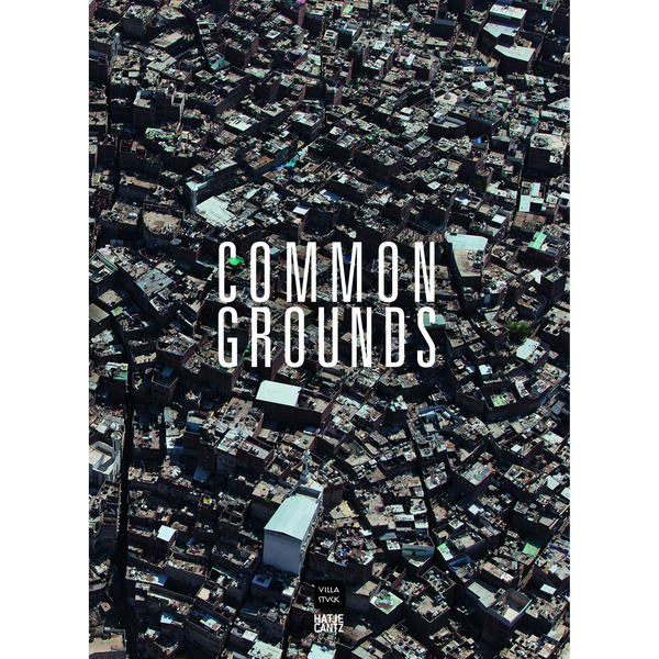 Eine Luftaufnahme einer dicht bebauten, städtischen Siedlung mit dem Titel Common Grounds in weißer Schrift in der Mitte.