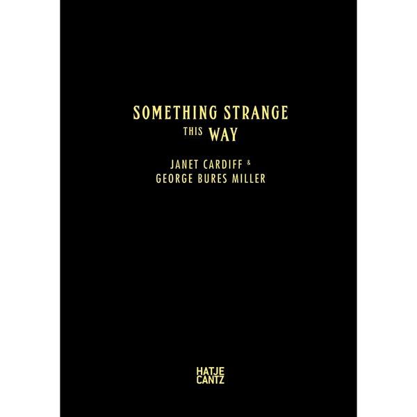 Ein schwarzes Buchcover mit gelbem Text: Something Strange This Way von Janet Cardiff & George Bures Miller. Unten befindet sich das Logo des Verlags Hatje Cantz.