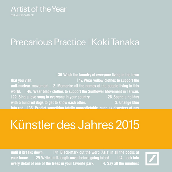 Das Cover für die Ausstellung Precarious Practice von Koki Tanaka, dem Künstler des Jahres 2015 der Deutschen Bank. Das Design besteht aus weißem Text auf einem graublauen Hintergrund mit einem breiten orangen Streifen in der Mitte.