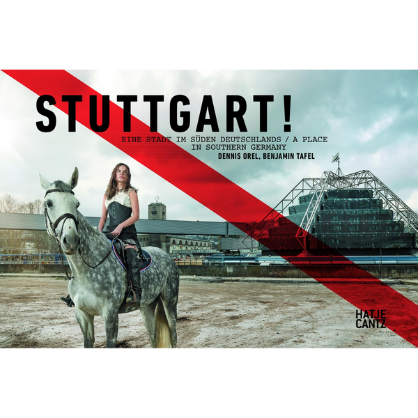 Das Buchcover von Stuttgart! zeigt eine Frau in einem Korsett, die auf einem Apfelschimmel vor einer städtischen Kulisse sitzt.
