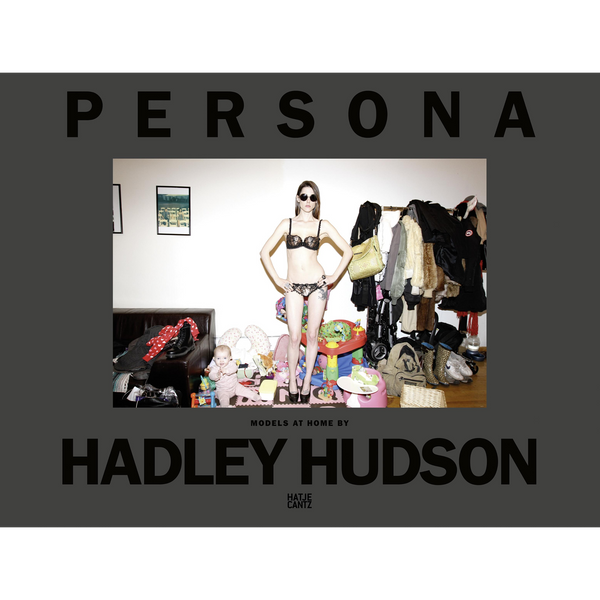Das Buchcover von Persona von Hadley Hudson zeigt ein Model in Dessous, das in einem unordentlichen Zimmer neben einem Baby und Spielzeug posiert.