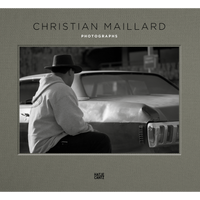 Das Cover des Fotobuchs Christian Maillard Photographs zeigt ein Schwarz-Weiß-Foto eines Mannes mit Hut, der von hinten auf dem Kofferraum eines verbeulten Autos sitzt.