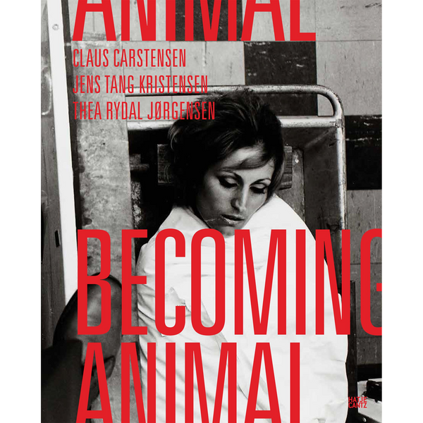 Ein Schwarz-Weiß-Foto einer Frau in einem weißen Kittel, die mit gesenktem Blick auf einem Stuhl sitzt. Große rote Buchstaben bilden den Titel BECOMING ANIMAL über dem Bild.