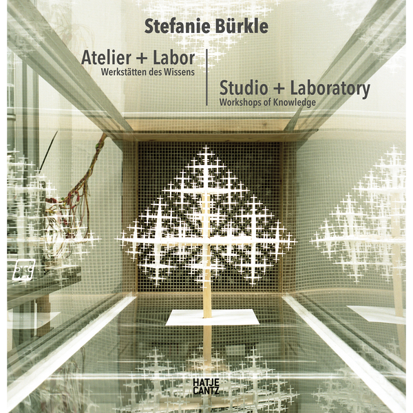 Das Buchcover von Stefanie Bürkle, Atelier + Labor, zeigt eine weiße, baumartige Skulptur aus kreuzförmigen Elementen in einer Glasvitrine mit Gitterwänden.