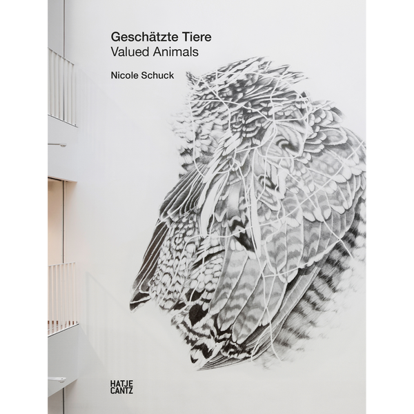 Das Buchcover von Geschätzte Tiere / Valued Animals von Nicole Schuck zeigt eine detaillierte Schwarz-Weiß-Zeichnung eines Vogels, der in einem Netz gefangen ist.