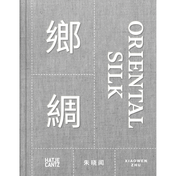 Ein graues, stoffartiges Buchcover mit dem Titel Oriental Silk von Xiaowen Zhu. Der Titel ist vertikal in weißer Schrift neben zwei großen chinesischen Schriftzeichen gedruckt.