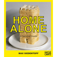 Das Cover des Buches Home Alone, A Survival Guide zeigt einen kleinen Burgturm, der aus gestapelten Weißbrotscheiben auf einem Teller gebaut ist.