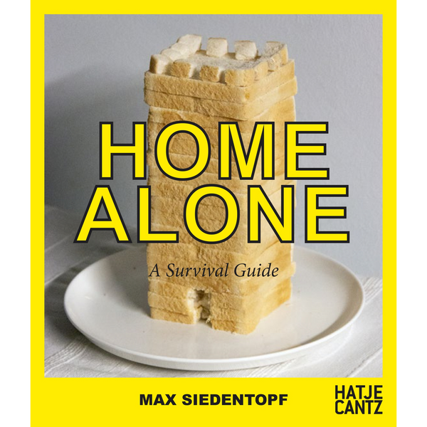 Das Cover des Buches Home Alone, A Survival Guide zeigt einen kleinen Burgturm, der aus gestapelten Weißbrotscheiben auf einem Teller gebaut ist.
