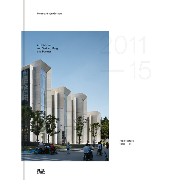 Das Buchcover für Architecture 2011 – 15 von Meinhard von Gerkan zeigt ein modernes, helles Steingebäude über einer belebten Straßenszene.