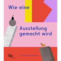 Das Buchcover von Wie eine Ausstellung gemacht wird zeigt eine Katze auf einer runden Skulptur und einen Hund auf einer Klippe vor einem Hintergrund aus bunten, geometrischen Formen.