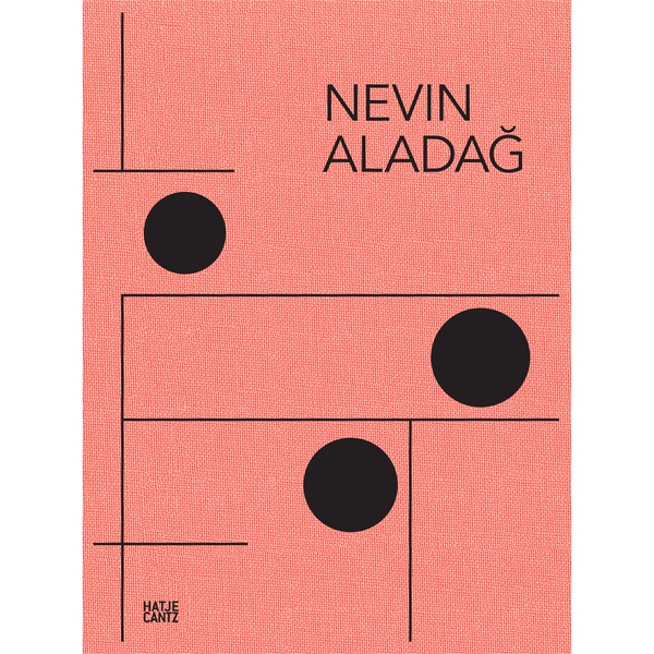 Das Buchcover von Nevin Aladağ zeigt eine abstrakte Komposition aus drei schwarzen Kreisen und Linien auf einem lachsfarbenen, texturierten Hintergrund.