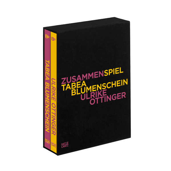 Ein schwarzer Schuber mit zwei Büchern. Der Titel ZUSAMMENSPIEL TABEA BLUMENSCHEIN ULRIKE OTTINGER steht in gelber und magentafarbener Schrift auf dem Schuber.