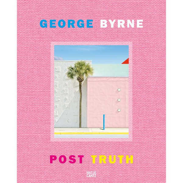Das rosafarbene Cover des Buches Post Truth von George Byrne zeigt ein Foto einer Palme vor pastellfarbenen, geometrischen Wänden.