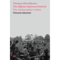 Ein Buchcover mit dem Titel Thomas Hirschhorn: The Bijlmer Spinoza-Festival. Darunter ein Schwarz-Weiß-Foto von Menschen, die bei einer Veranstaltung im Freien auf einer Wiese versammelt sind.