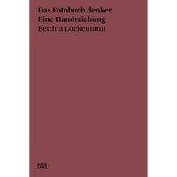 Mattrotes Buchcover. Oben links steht in schwarzer Schrift der Titel Das Fotobuch denken, Eine Handreichung von Bettina Lockemann.