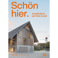 Das Buchcover von Schön hier. Architektur auf dem Land zeigt ein modernes, scheunenartiges Gebäude aus Holz und Beton. Im Hintergrund ist eine Dorfansicht mit einem Kirchturm zu sehen.