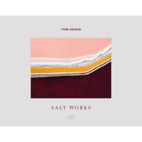 Das Buchcover von Salt Works von Tom Hegen zeigt eine abstrakte Luftaufnahme von Salzfeldern in den Farben Rosa, Gelb und Weinrot.