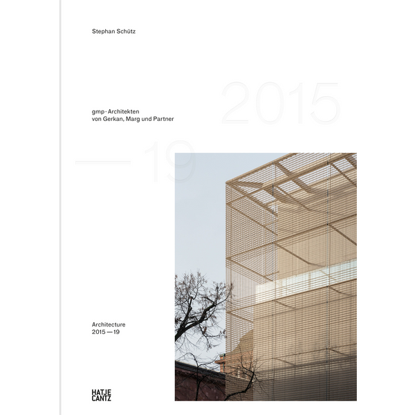 Ein minimalistisches, weißes Buchcover mit dem Titel Architecture 2015–19. Rechts befindet sich ein Foto, das die gitterartige Fassade eines modernen Gebäudes aus einer Froschperspektive zeigt.
