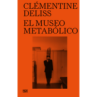 Buchcover von El Museo Metabólico von Clémentine Deliss auf leuchtend orangefarbenem Grund. In der Mitte zeigt ein Foto eine Person in dunkler Kleidung, die eine große, gehörnte Maske trägt, welche das Gesicht verdeckt.