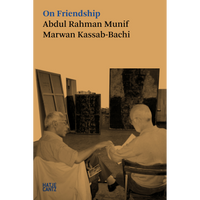Das Cover des Buches On Friendship zeigt ein sepiafarbenes Foto von zwei Männern, die sich in einem Atelier zwischen großen Gemälden unterhalten.