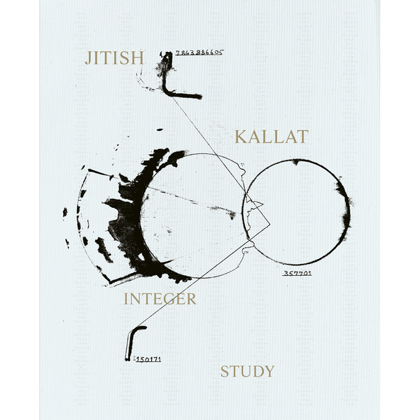Das Cover von Jitish Kallat, Integer Study, zeigt eine abstrakte Komposition aus schwarzen Kreisen, Linien und Zahlen auf einem hellen, texturierten Papier.