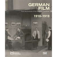 Schwarz-Weiß-Foto auf dem Cover des Buches German Film 1910–1919, das vier Männer in historischer Kleidung in einer Büroszene zeigt.