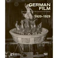 Ein Sepia-Foto auf dem Buchcover von German Film 1920-1929 zeigt eine Darstellerin in einem extravaganten Kostüm, die auf einer großen, verzierten Filmrequisite posiert, welche von Männern hinter den Kulissen gestützt wird.