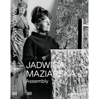 Das Schwarz-Weiß-Cover des Buches JADWIGA MAZIARSKA Assembly zeigt die Künstlerin in ihrem Atelier. Sie steht vor einem stark texturierten Werk, während im Hintergrund eine Holzskulptur zu sehen ist.